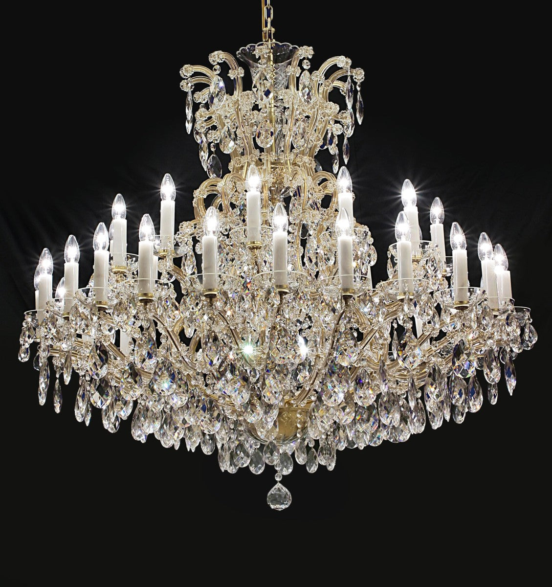 Grand chandelier with multiple lights