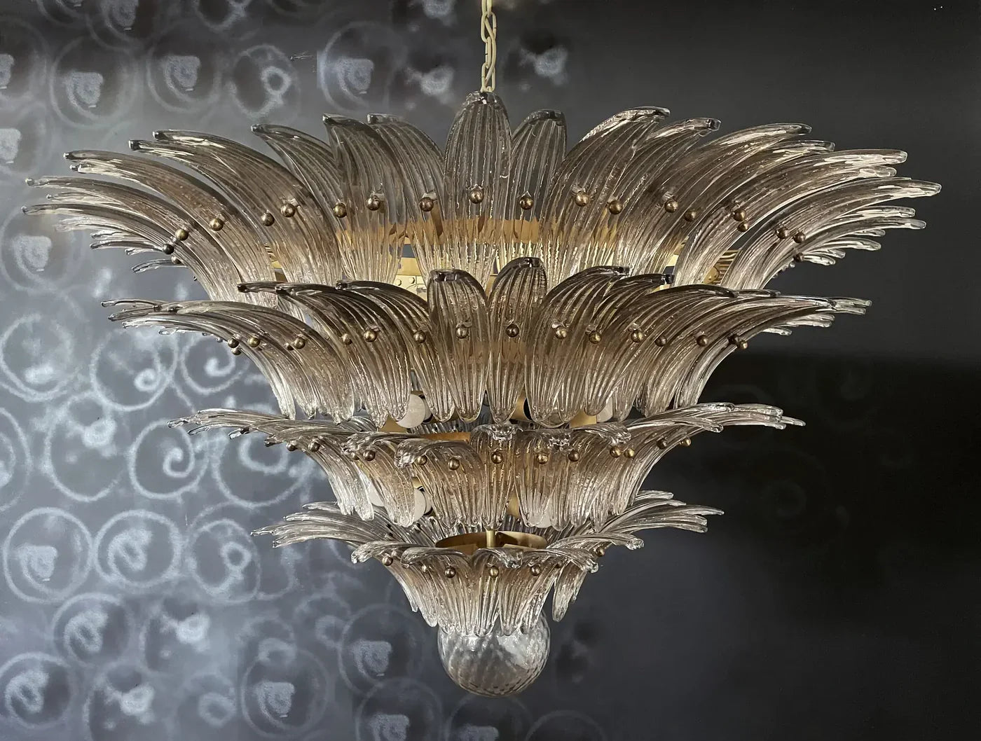 Murano Chandelier – Palmette – 163 glasses – Smoked by Meetlighting