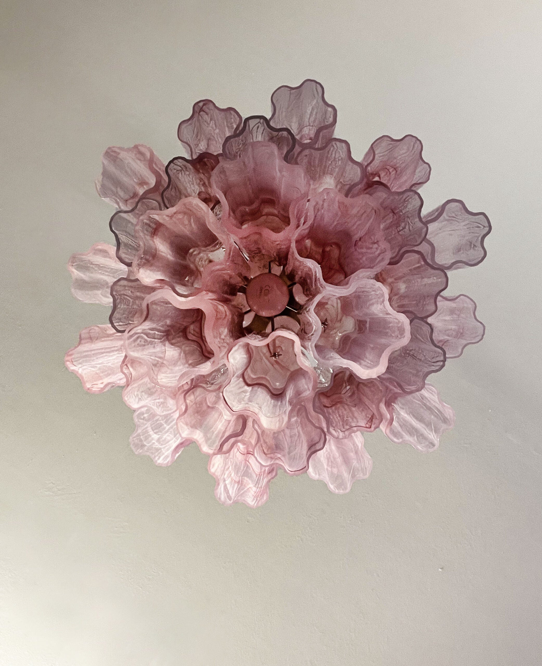 Murano Chandelier – 30 tubes – Alabaster Pink by Meetlighting