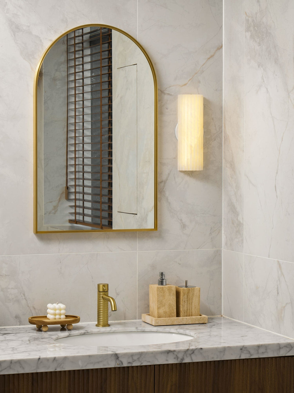 Alvia Alabaster Wall Light by Meetlighting