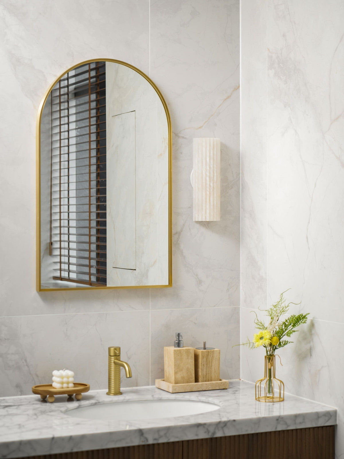 Alvia Alabaster Wall Light by Meetlighting