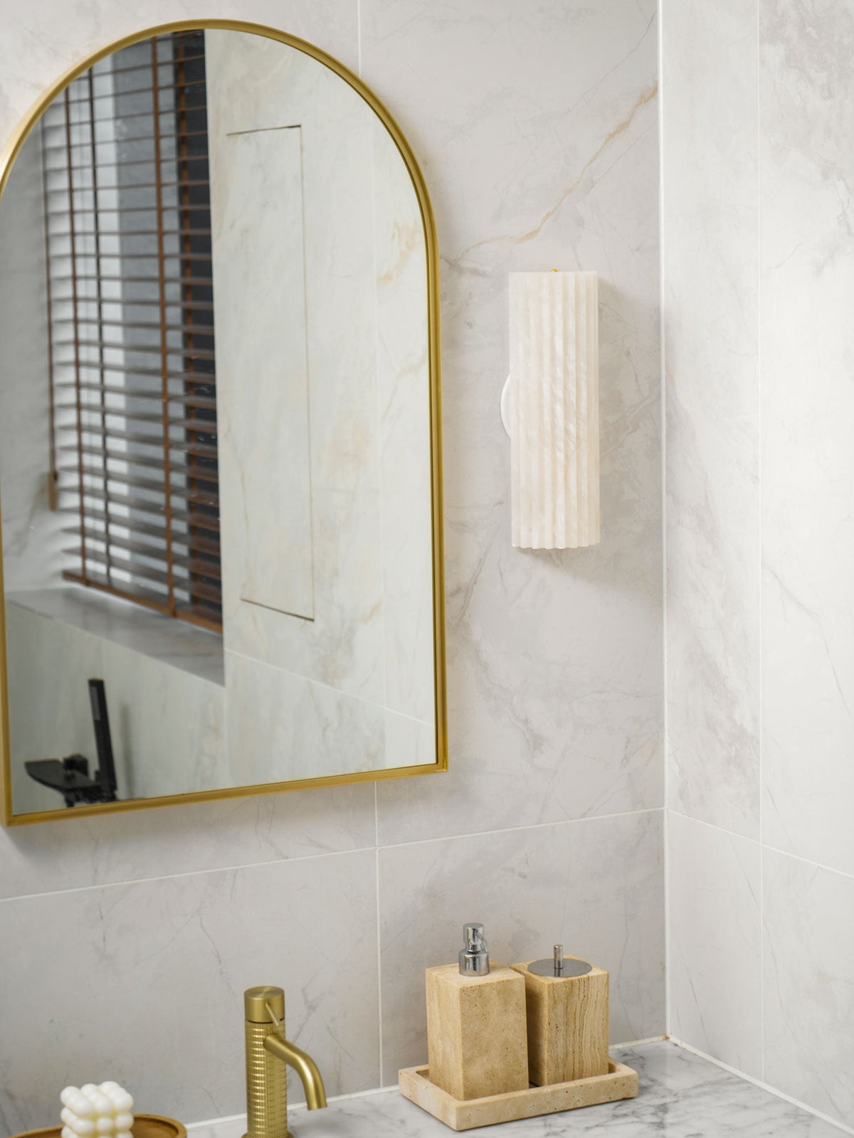 Alvia Alabaster Wall Light by Meetlighting