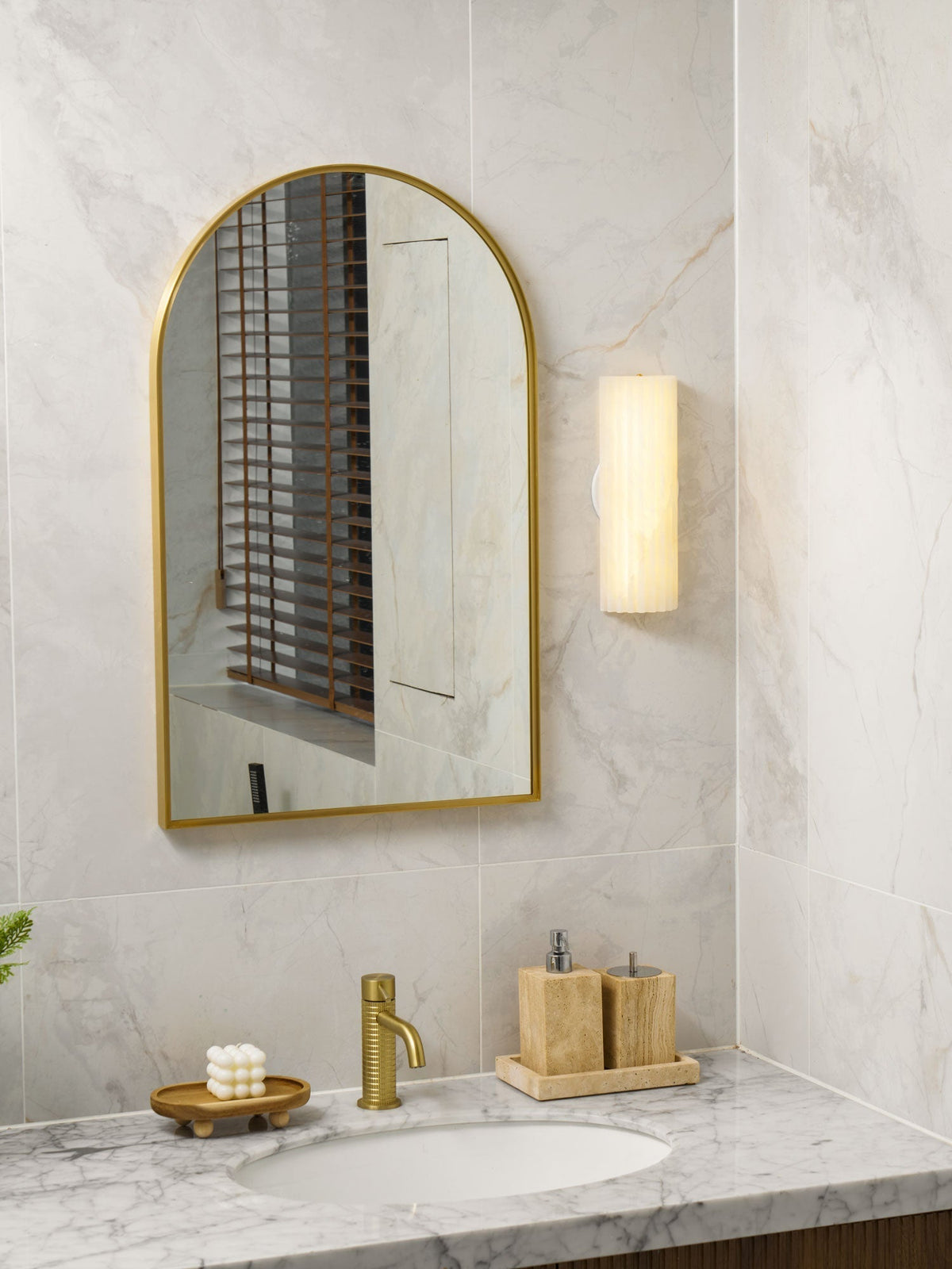 Alvia Alabaster Wall Light by Meetlighting