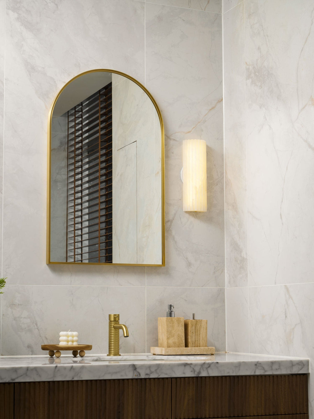 Alvia Alabaster Wall Light by Meetlighting