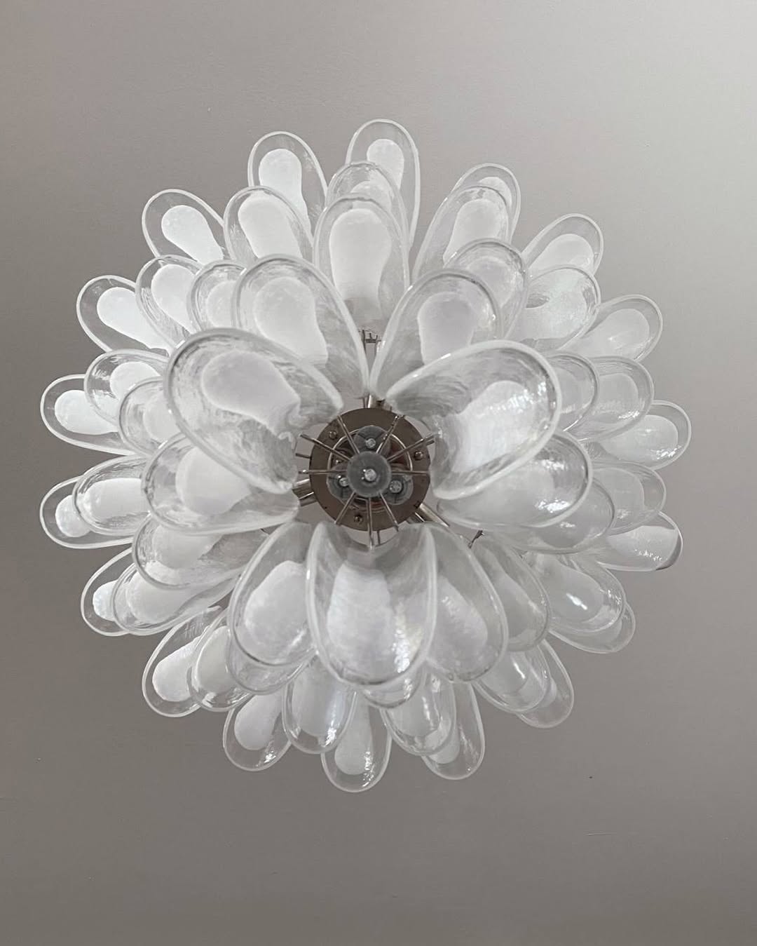 Murano Chandelier – 75 petals – Transparent by Meetlighting
