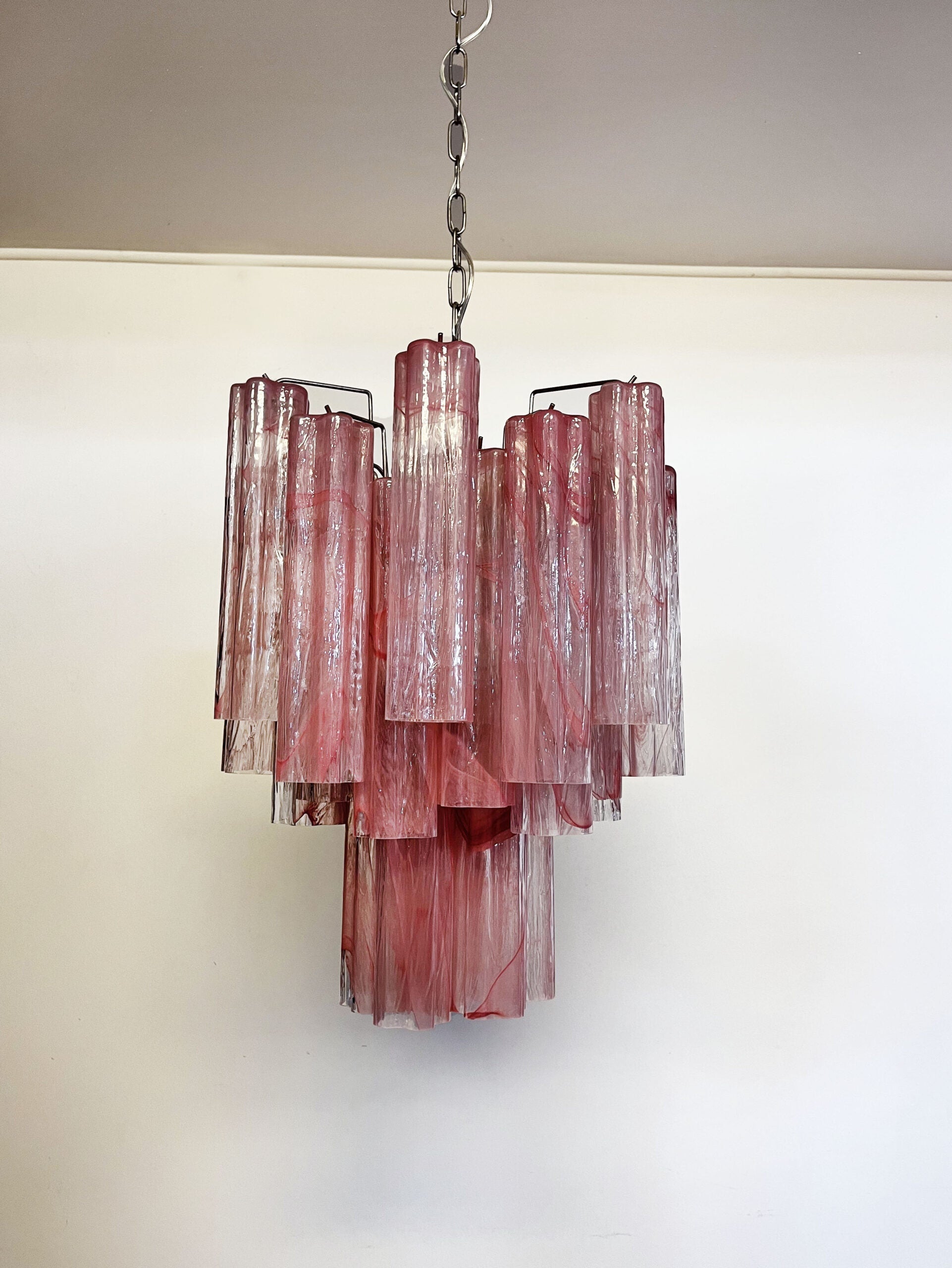Murano Chandelier – 30 tubes – Alabaster Pink by Meetlighting