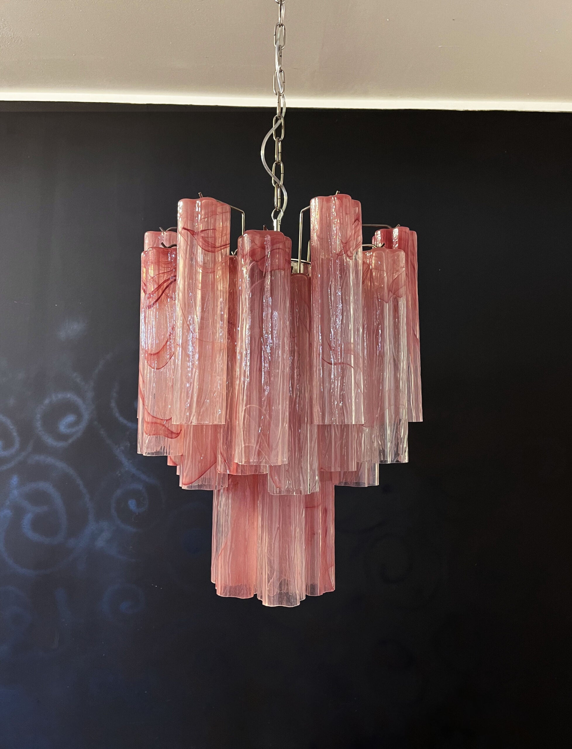 Murano Chandelier – 30 tubes – Alabaster Pink by Meetlighting