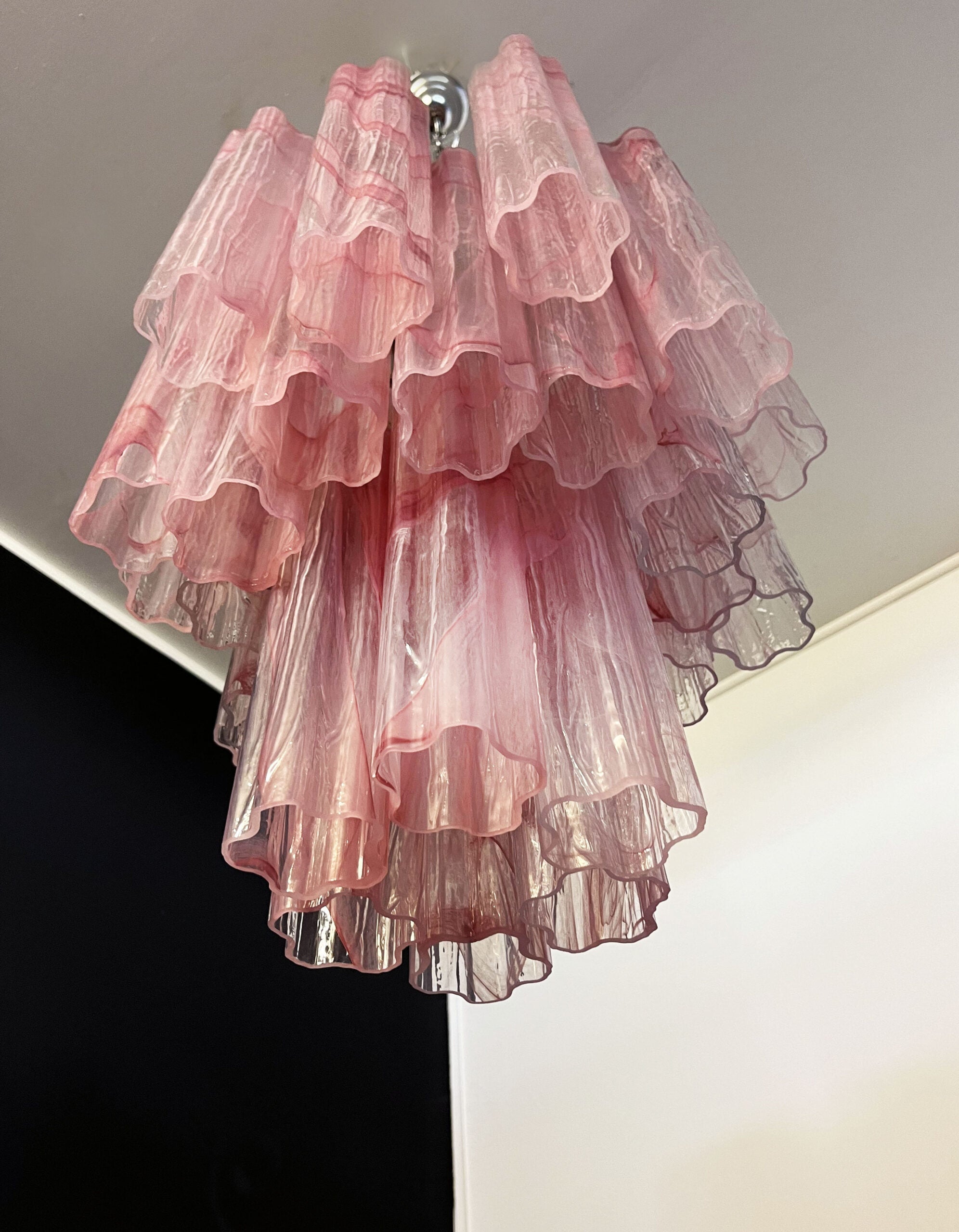 Murano Chandelier – 30 tubes – Alabaster Pink by Meetlighting